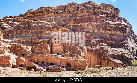 Voyage Moyen Orient Pays de Jordanie - anciennes tombes, temples et maisons sur la rue des façades à Petra Ville en hiver Banque D'Images