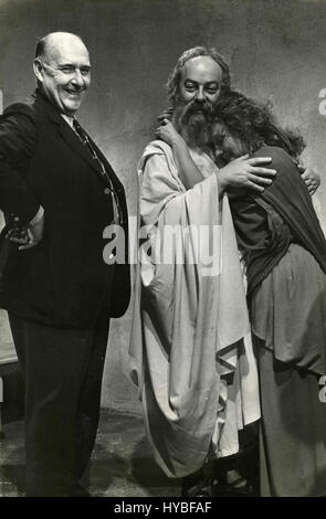 Le réalisateur italien Roberto Rossellini avec Jean Sylvere et Anne Caprile pendant le tournage du film Socrates, Italie 1971 Banque D'Images