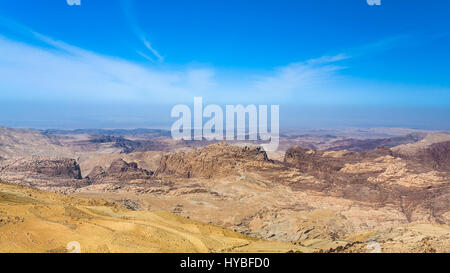 Voyage Moyen Orient Pays de Jordanie - Ciel bleu sur la montagne autour de Wadi Araba (plaine, Arava, Aravah) près de la ville de Petra à sunny winte Banque D'Images