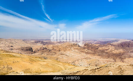 Voyage Moyen Orient Pays de Jordanie - bleu ciel au-dessus de roches sédimentaires autour de Wadi Araba (plaine, Arava, Aravah) près de la ville de Petra dans su Banque D'Images