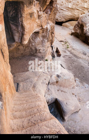 Voyage Moyen Orient Pays de Jordanie - ancienne grotte de maisons dans la petite ville de Petra (Siq al-Barid station) en hiver Banque D'Images