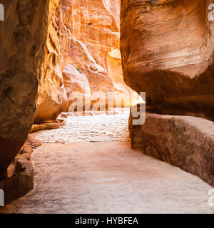 Voyage Moyen Orient Pays de Jordanie - Al Siq passage de gorge à l'ancienne ville de Petra en hiver Banque D'Images