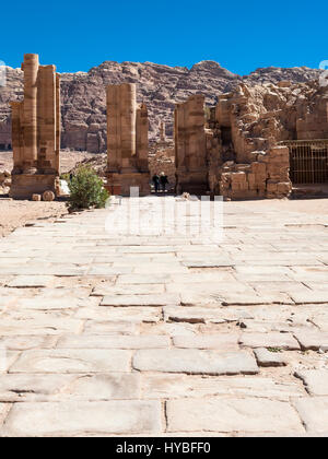 Voyage Moyen Orient Pays de Jordanie - La porte d'Hadrien et le Cardo Maximus à Petra Ville en hiver Banque D'Images