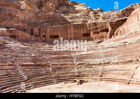 Voyage Moyen Orient Pays de Jordanie - l'ancienne ville nabatéenne à Pétra amphithéâtre Banque D'Images