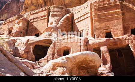 Voyage Moyen Orient Pays de Jordanie - Façades d'anciennes tombes et maisons sur la rue des façades à Petra Ville en hiver Banque D'Images