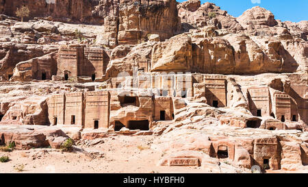 Voyage Moyen Orient Pays de Jordanie - anciennes tombes et maisons sur la rue des façades en ville Petra en hiver Banque D'Images