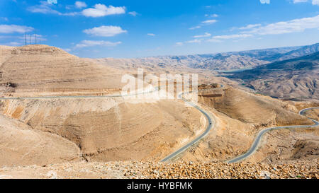 Voyage Moyen Orient Pays de Jordanie - Route du roi de montagne près de Al Mujib dam sur Wadi Mujib River (rivière Arnon) près de la ville de Dhiban en w Banque D'Images