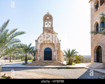 Voyage Moyen Orient Pays de Jordanie - Façade de l'Église orthodoxe grecque de Jean le Baptiste et clocher près de Béthanie au-delà du site du baptême Banque D'Images