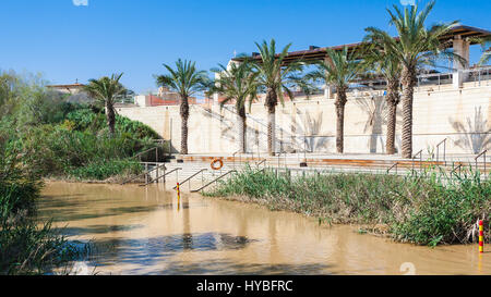 Voyage Moyen Orient Pays de Jordanie - vue de Qasr el Yahud dans Jourdain sur Israël à partir du site Site du baptême Béthanie au-delà du Jourdain (Al Banque D'Images