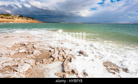 Voyage Moyen Orient Pays de Jordanie - vue du littoral de la Mer Morte dans la journée d'hiver ensoleillée Banque D'Images