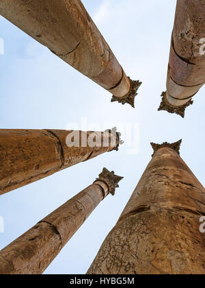 Voyage Moyen Orient Pays de Jordanie - Corinthium colonne du temple d'Artémis à Jerash (ancienne Gérasa) village en hiver Banque D'Images