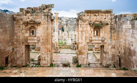 Voyage Moyen Orient Pays de Jordanie - vue de la ville de Jerash par des portes de temple d'Artemis dans la Gérasa antique ville en hiver Banque D'Images
