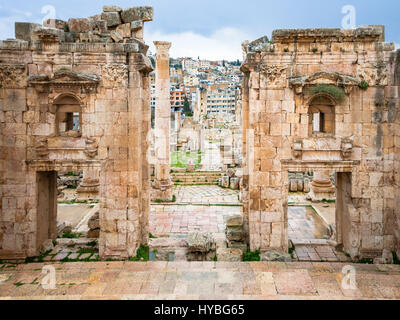 Voyage Moyen Orient Pays de Jordanie - vue de la ville de Jerash par Gateway de temple d'Artemis dans la Gérasa antique ville en hiver Banque D'Images