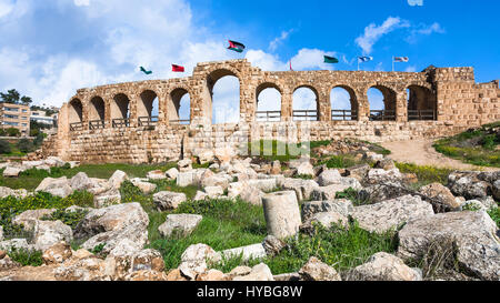 Voyage Moyen Orient Pays de Jordanie - le mur avec des drapeaux à Jerash (Gérasa antique ville) Banque D'Images