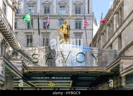 Savoy Hotel, Londres. Signe au-dessus de l'entrée de l'Hôtel Savoy, le Strand, London, England, UK Banque D'Images