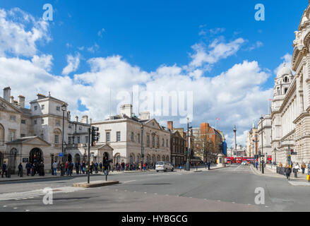 Whitehall, Londres. Vue vers le bas avec la Whitehall Horse Guards building à gauche et la Colonne de Nelson dans la distance, Westminster, London, UK Banque D'Images