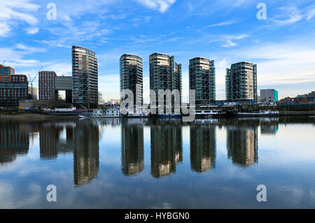 Développement et Riverlight Tideway Village houseboats, Nine Elms, Vauxhall, Londres, Royaume-Uni. Architectes : Rogers Stirk Harbour  + Partners Banque D'Images