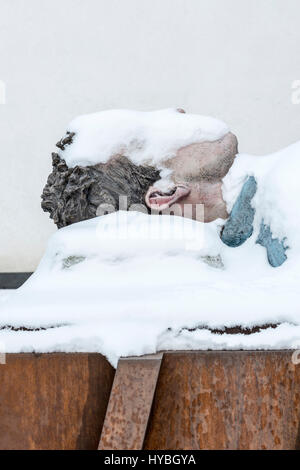 Sculpture 'Catafalque' par Sean Henry, fixe à l'extérieur de l'Université de Boras, Suède (Högskolan i Borås) couvertes de neige. Banque D'Images