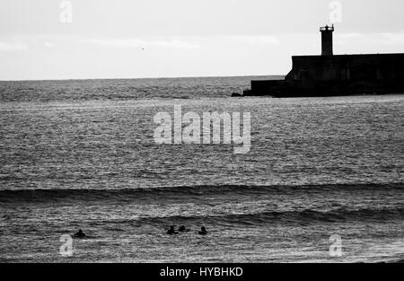 Certains internautes à Matosinhos plage avec le phare comme scénario. Banque D'Images