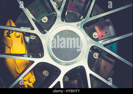 Close up d'un sport moderne avec roue de frein jaune Banque D'Images