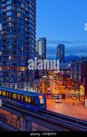 Transport en commun rapide Skytrain ferroviaire surélevée, nuit, Vancouver, Colombie-Britannique, Canada. Banque D'Images