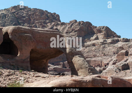 Jordanie : Bâtiments et différentes formes, couleurs et nuances de la red rocks vu marcher dans le canyon de la vallée de Pétra nabatéenne archéologique Banque D'Images