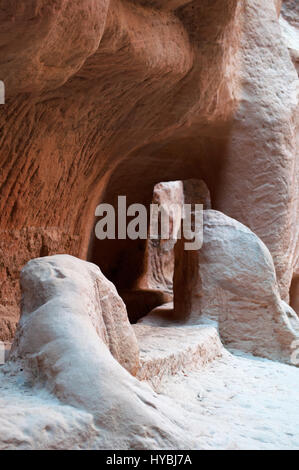 Jordanie : différentes formes, couleurs et nuances de la red rocks balade dans le canyon de la Siq, l'entrée principale de la ville archéologique de Petra Banque D'Images