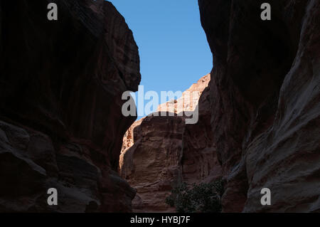 Jordanie : différentes formes, couleurs et nuances de la red rocks balade dans le canyon de la Siq, l'entrée principale de la ville archéologique de Petra Banque D'Images