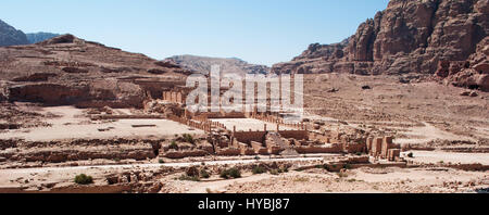 Paysage jordanien et le Grand Temple, dont la construction a commencé dans le dernier quart du premier siècle avant Jésus-Christ, dans la cité perdue de Petra Banque D'Images