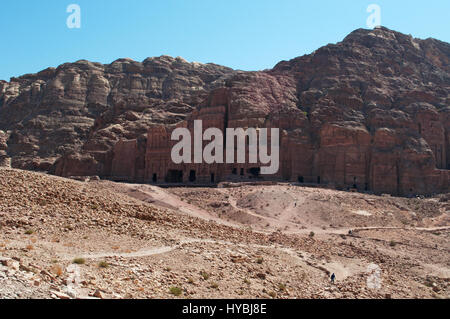 Jordanie : les rois mur avec les tombeaux royaux, d'immenses structures funéraires taillées dans la roche dans la ville nabatéenne de Pétra archéologique Banque D'Images