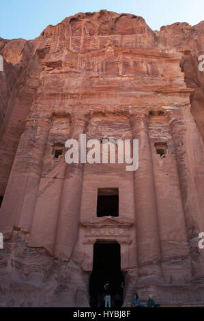 La Jordanie, Moyen-Orient : les rois mur avec urne tombeau, le lieu de repos du roi nabatéen Malchus II dans la ville de Pétra nabatéenne archéologique Banque D'Images