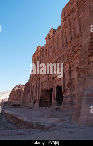 Jordanie : les rois mur avec les tombeaux royaux, d'immenses structures funéraires taillées dans la roche dans la ville nabatéenne de Pétra archéologique Banque D'Images