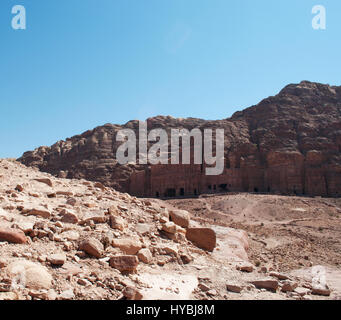 Jordanie : les rois mur avec les tombeaux royaux, d'immenses structures funéraires taillées dans la roche dans la ville nabatéenne de Pétra archéologique Banque D'Images