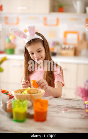 Girl pour Pâques oeuf orange peinture à l'aquarelle Banque D'Images