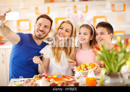 Les parents avec enfants en tenant en selfies Pâques cuisine Banque D'Images