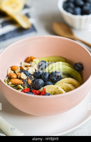 Les bleuets,Amandes,Kiwi,Goji et semences Chia sur le yogourt Grec Banque D'Images