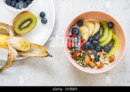 Les bleuets,Amandes,Kiwi,Goji et semences Chia sur le yogourt Grec Banque D'Images