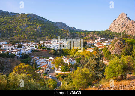 Village de Montagne de Grazalema, les villages blancs d'Andalousie, Parc Naturel Sierra de Grazalema, province de Cadix, Espagne Banque D'Images