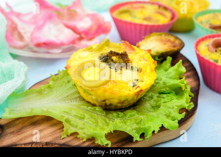 Omelette aux pâtes de couleur, champignons, légumes et fines herbes, cuit dans la forme d'mafins. Le petit-déjeuner. Banque D'Images