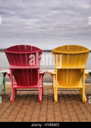 Adirondack chaises rouge et jaune Banque D'Images