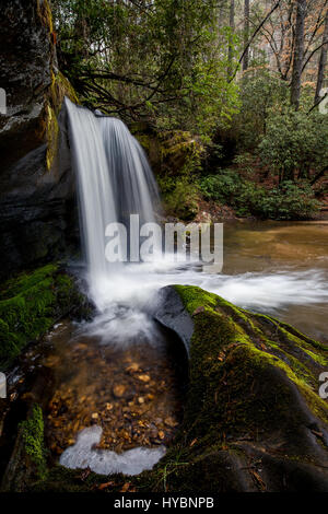 Raper Creek Falls est situé au nord de la Géorgie dans le comté de habersham. Les chutes sont à environ 15 m de hauteur et unique dans l'aspect que le flux est en cours d'exécution sur un plateau rock diagonale avant de tomber dans la piscine ci-dessous. Banque D'Images