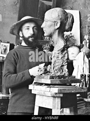 La photographie 'Eduard Jacobs in zijn atelier' prise par Jacob Olie en 1894 montre l'artiste néerlandais Eduard Jacobs dans son atelier, mettant en valeur l'environnement de travail de l'artiste à la fin du XIXe siècle. Banque D'Images