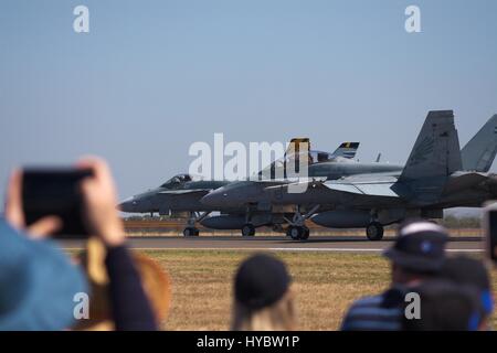 F/A-18F Super Hornet sur la piste de l'Airshow 2017 Avalon, foule devant tenir un téléphone ou appareil photo à la vidéo de l'événement. Banque D'Images