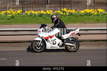 Une Honda CBR600F moto voyageant le long de la Kingsway West à deux voies, sur une journée ensoleillée à Dundee, Royaume-Uni Banque D'Images