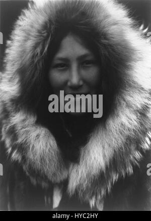 Curtis Ola Noatak est un portrait d'un Amérindien du village de Noatak en Alaska, créé par Edward S. Curtis. La photographie fait partie de la vaste collection de Curtis documentant la vie et les cultures des tribus amérindiennes au début du XXe siècle. Banque D'Images