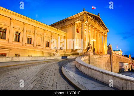 Vienne, Autriche. parlement autrichien bâtiment avec athena statue sur l'avant dans le crépuscule sur Wien. Banque D'Images