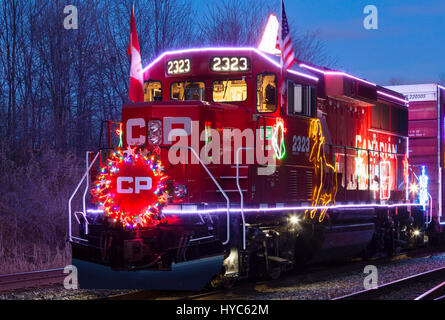 Le Train des Fêtes du Canadien Pacifique au crépuscule à Oshawa, Ontario, Canada. Banque D'Images