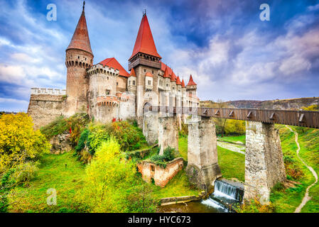 Château Hunyad - beau panorama de l'Corvin Château avec pont en bois, Hunedoara, Transylvanie, Roumanie, Europe. Banque D'Images