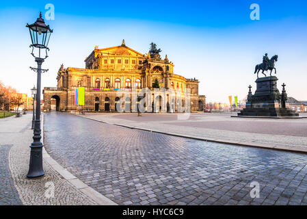 Dresde, Saxe. Maison de l'opéra de Dresde, lors d'une journée ensoleillée avec ciel bleu. Historique de l'Allemagne. Banque D'Images