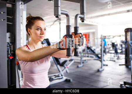 Jeune femme papillon faisant de l'exercice dans le centre de remise en forme Banque D'Images